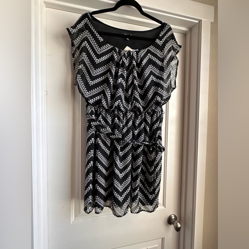 Women’s black and white printed dress. Size x-large.
